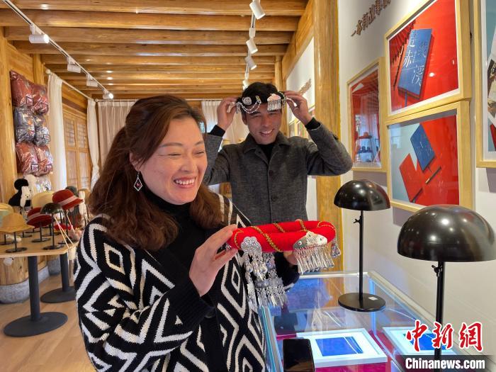 資料圖：鐘麗眉展示文創(chuàng)產(chǎn)品?！×执阂?攝