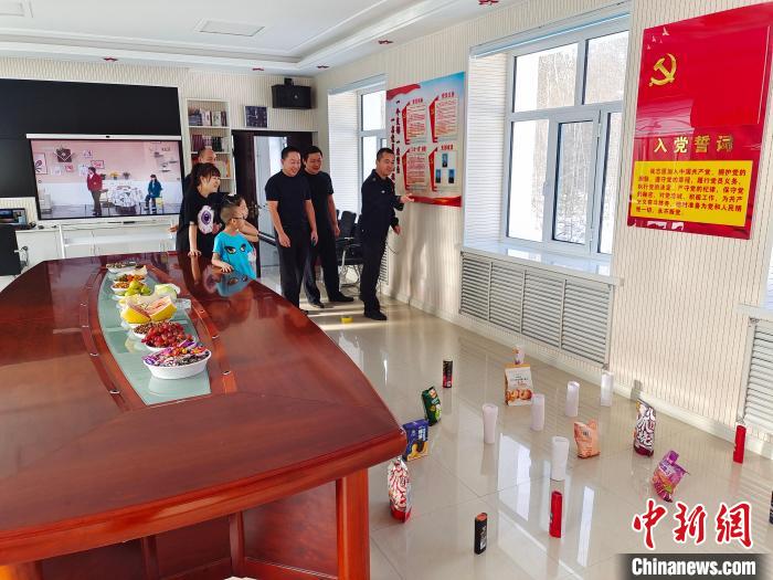 圖為恩和哈達邊境派出所民警和家屬玩套圈?！《骱凸_邊境派出所供圖