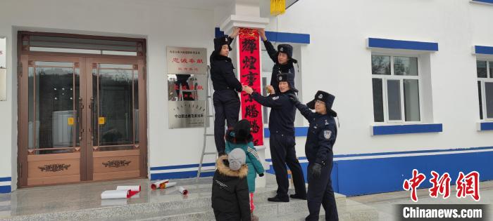 圖為恩和哈達邊境派出所民警貼對聯(lián)。　恩和哈達邊境派出所供圖